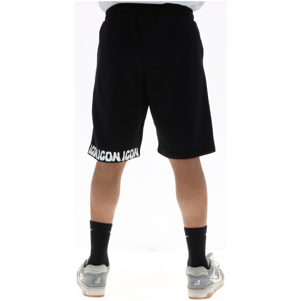 Bermuda ICON IUB017; 88% cotone, 12% poliestere. Colore nero, logo laterale a contrasto, chiusura con lacci. Shorts maschili premium Made in IT, indeformabili e traspiranti. Vista posteriore
