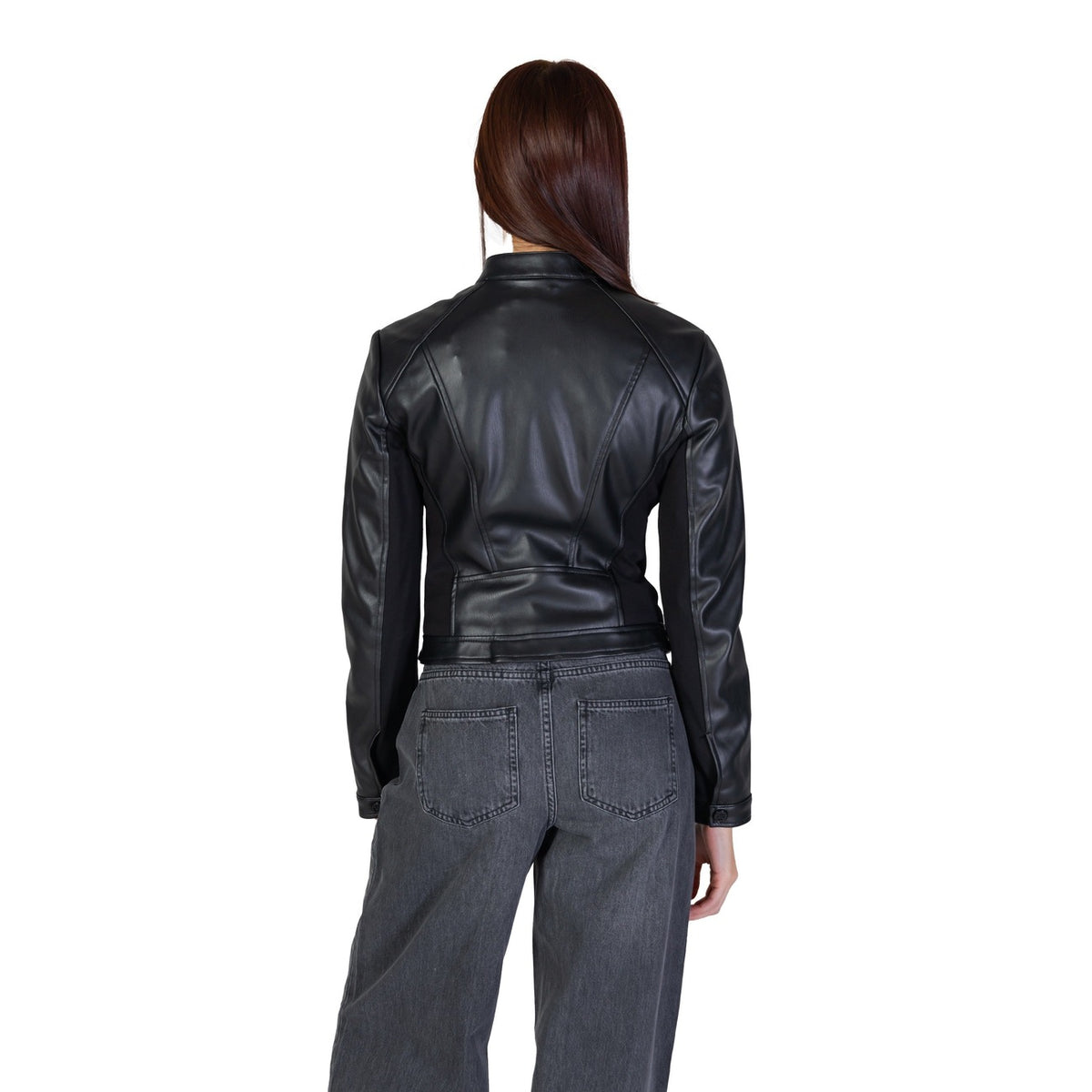 giacca di mezza stagione nera da donna Guess NEW FIAMMETTA realizzata interamente in poliuretano. include una chiusura frontale con zip, un collo alto con bottone e cuciture sartoriali Vista posteriore retro