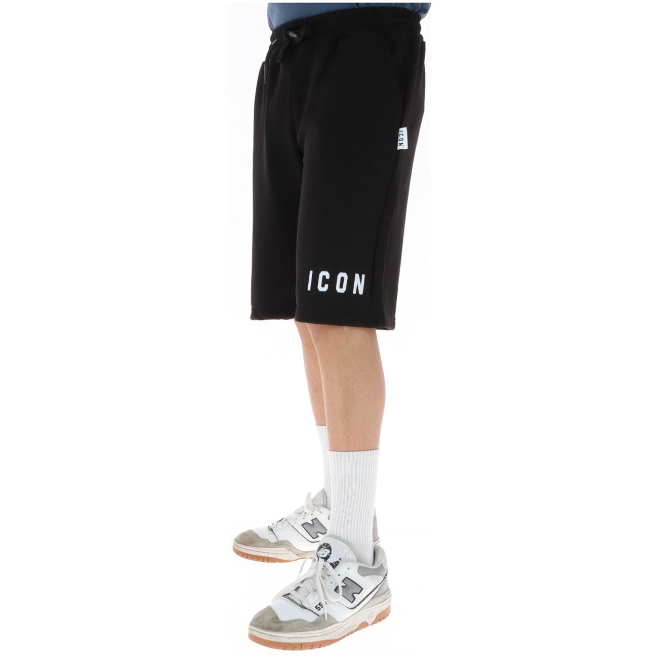 Bermuda ICON Core Logo; 87% Cotone, 13% Poliestere. Nero, stampa logo laterale, vita con lacci, Made in Italy. Short uomo streetwear leggeri e traspiranti, stagione PE26. Vista frontale laterale