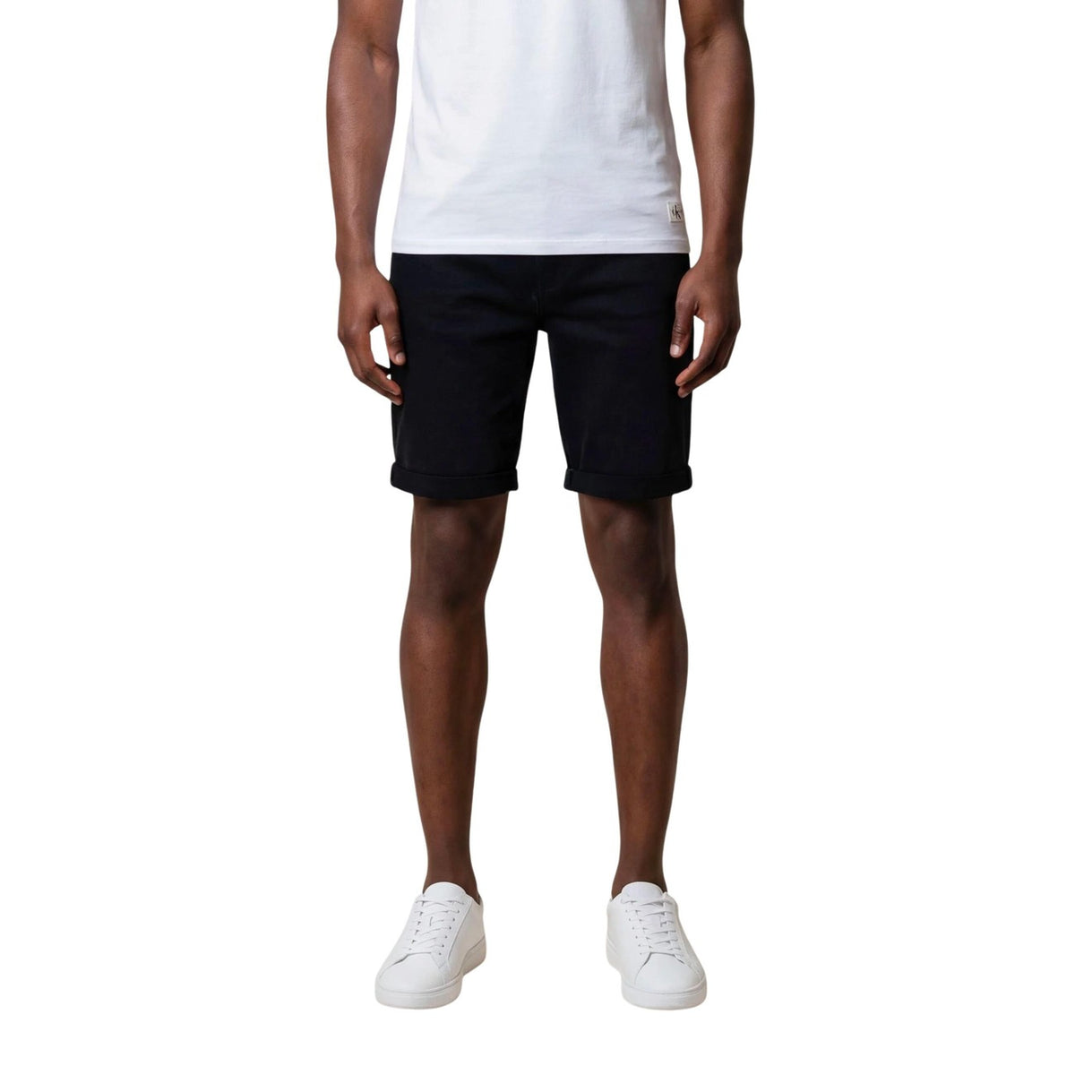 shorts neri uomo Calvin Klein Jeans Realizzati con una composizione di alta qualità, 74% cotone, 24% poliestere e 2% elastam/lycra. lunghezza sopra il ginocchio, orlo risvoltato e una linea pulita. Vista frontale