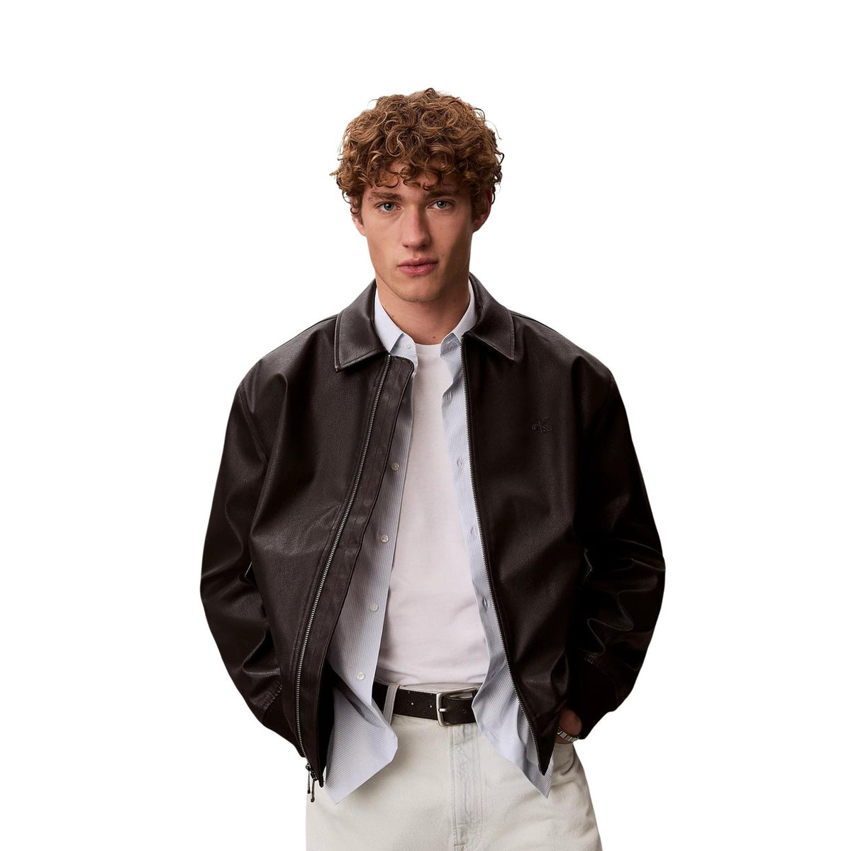 Bomber Calvin Klein Ecopelle; taglio relaxed, zip bidirezionale, dettagli a costine, logo goffrato. Il capospalla must-have della stagione. Vista frontale