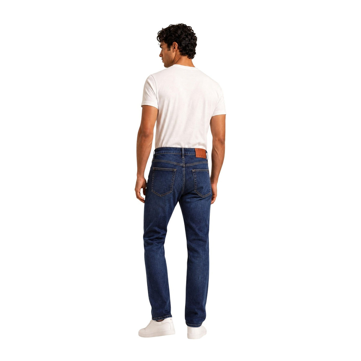 Jeans uomo Tommy Hilfiger Scanton Slim blu DM0DM23479. Jeans aderenti in cotone 99% e elastan con vita media, cuciture a contrasto, taschino con logo e salpa posteriore.