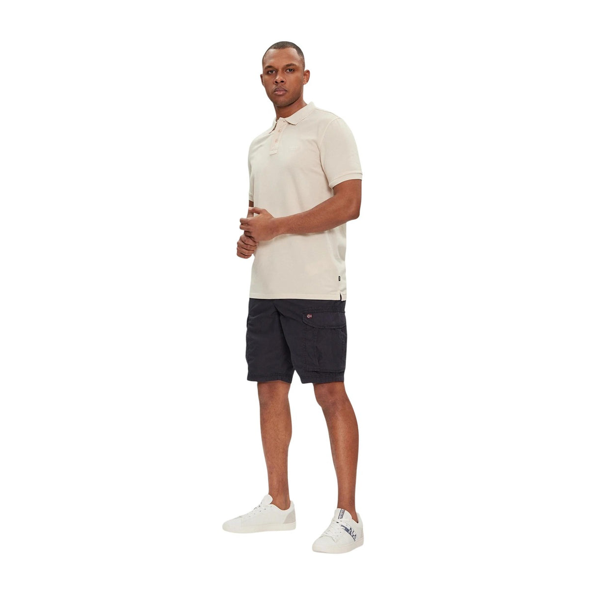 Napapijri Noto 2.0 Shorts; 100% cotone, vestibilità regolare, multi-tasche con cargo. L'iconico bermuda utility per uno stile di vita dinamico. Colore nero vista frontale indossati da modello