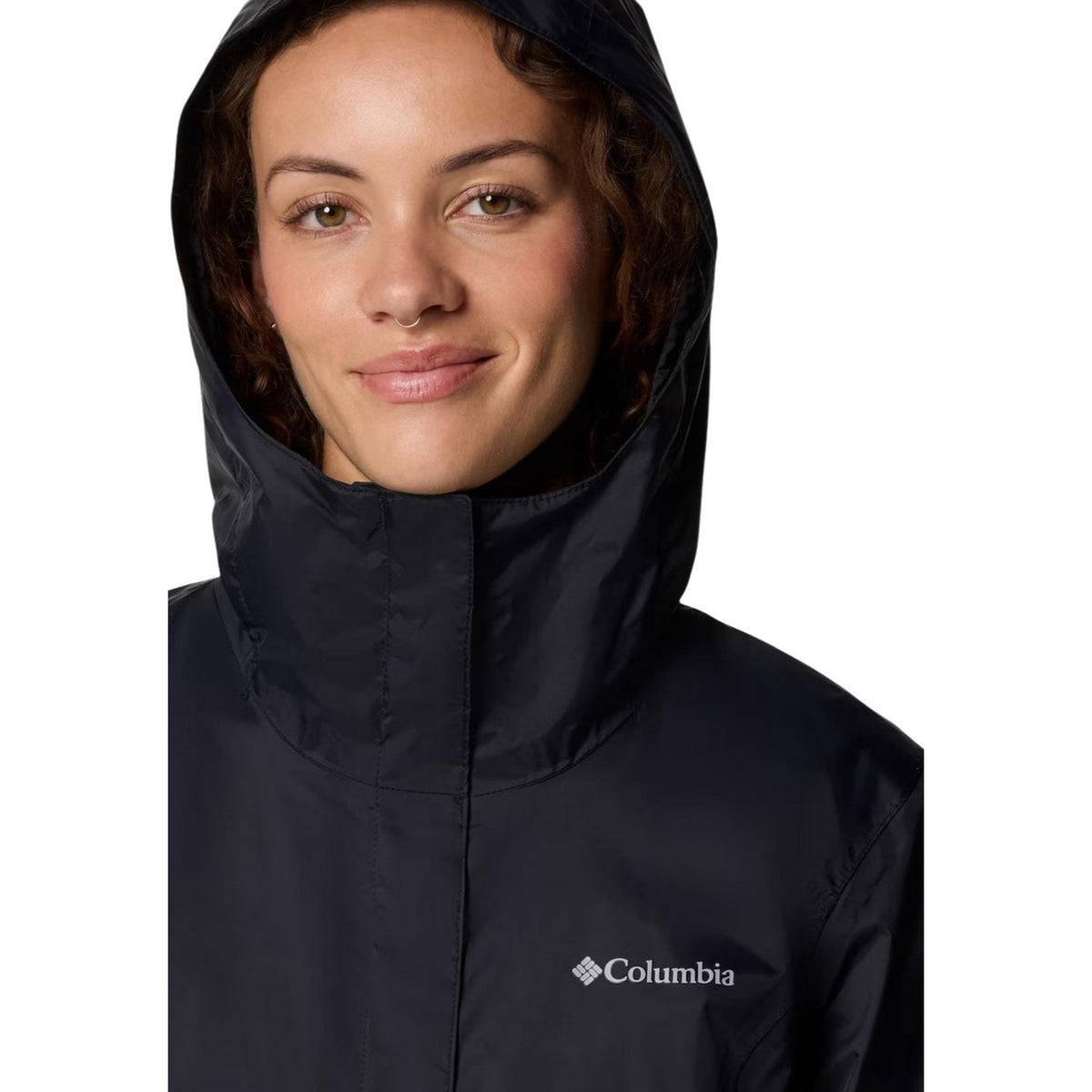 Impermeabile Omni-TECH™; giacca tecnica, cuciture termosaldate, cappuccio regolabile, ripiegabile in tasca. L'alleato traspirante contro pioggia e vento. Colore nero vista cappuccio e logo sul petto