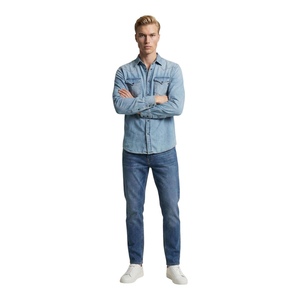 Camicia Replay M4860T; 100% cotone, Regular Fit. Bottoni a pressione, doppie tasche con patta, cuciture a vista. Capo iconico, traspirante e versatile per outfit casual-urban. Vista frontale figura intera