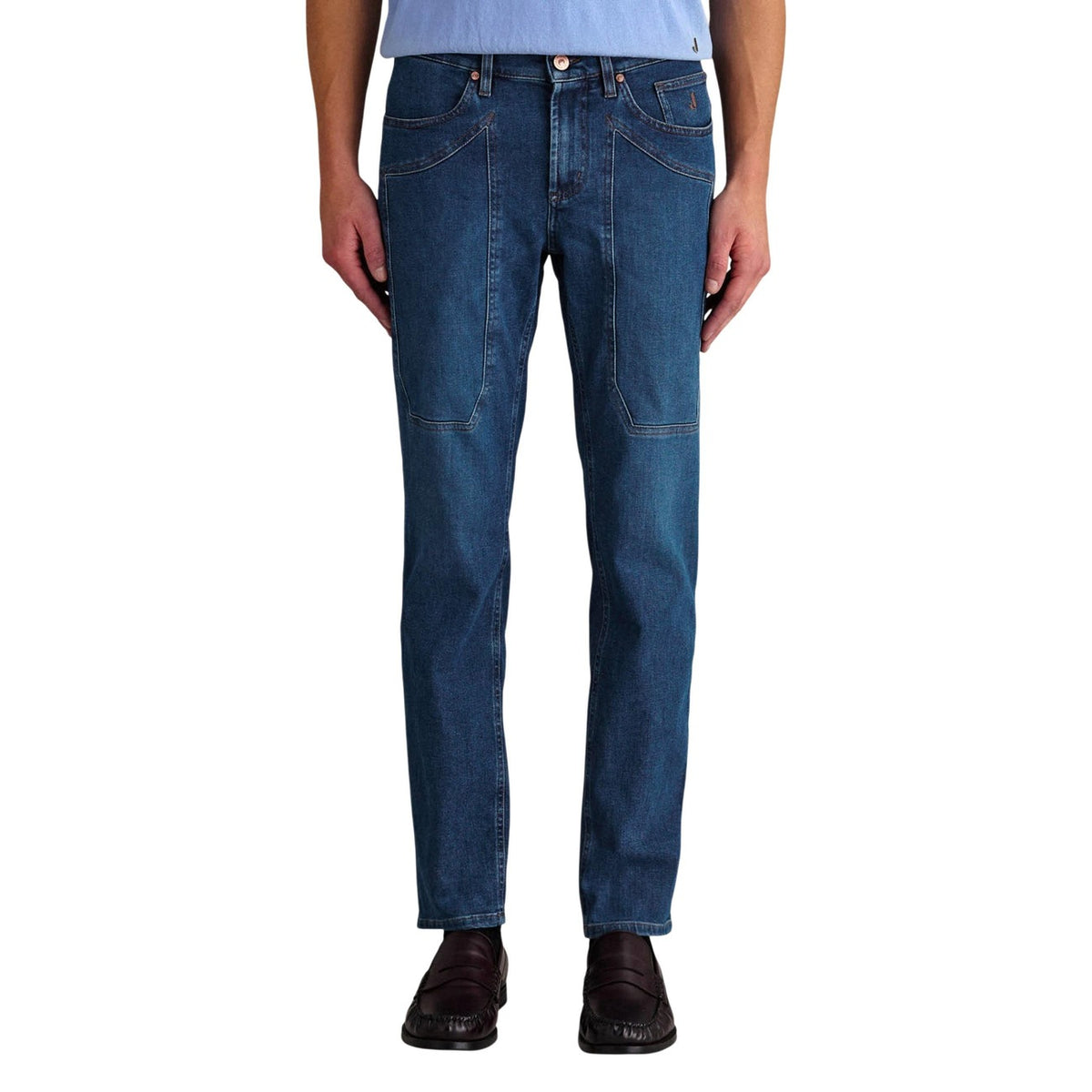 Jeans Jeckerson JOHN Slim; composizione sostenibile, taglio 5 tasche, iconica toppa frontale. Il jeans iconico per uno stile raffinato e quotidiano. Colore blu scuro