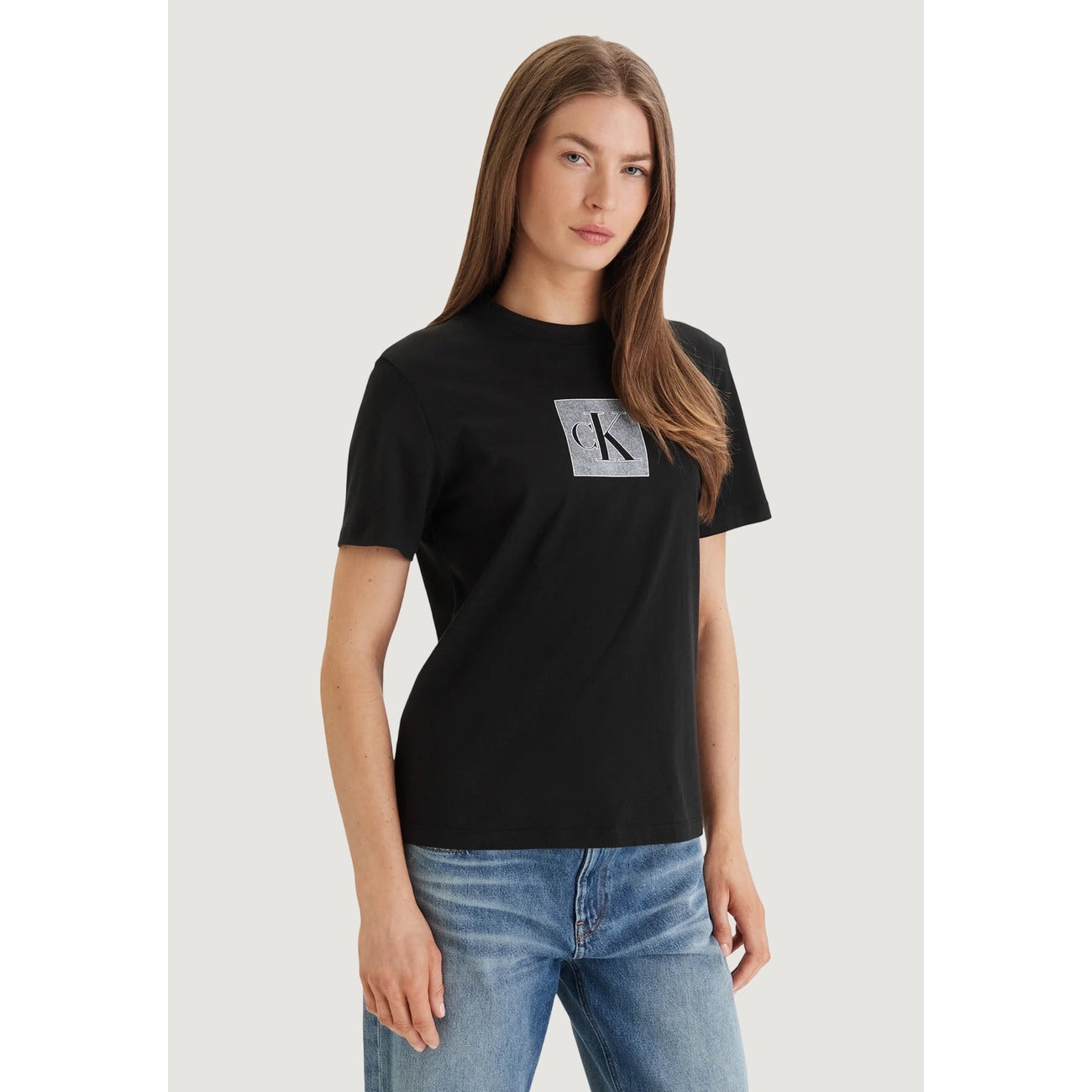 T-shirt Calvin Klein Jeans Donna Nera; 100% Cotone. Logo CK frontale, maniche corte, vestibilità regular. Capo essenziale e versatile per tutte le stagioni, stile casual-chic.