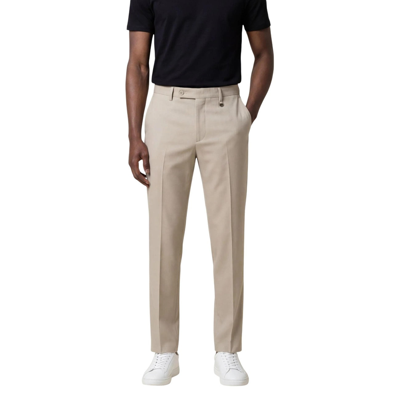 Pantaloni Regular Fit Luis; 60% Lyocell, 40% cotone. Comfort superiore, tessuto fluido e resistente. Il basic essenziale per il guardaroba maschile moderno. Colore beige. Vista frontale indossato