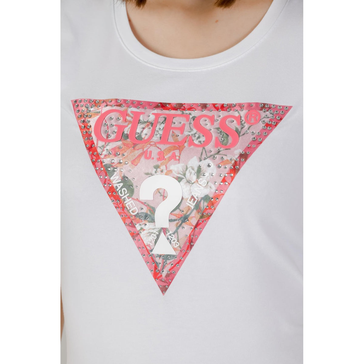 t-shirt Guess Triangle in cotone bianco puro con una grafica a triangolo glitter rosa. Vista frontale dettaglio logo