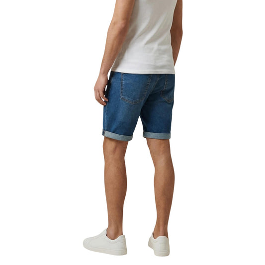 shorts da uomo Calvin Klein Jeans Realizzati con una composizione sostenibile che include il 65% di cotone, il 29% di poliestere riciclato, il 5% di cotone riciclato e l'1% di elastene. Indossato da modello vista posteriore