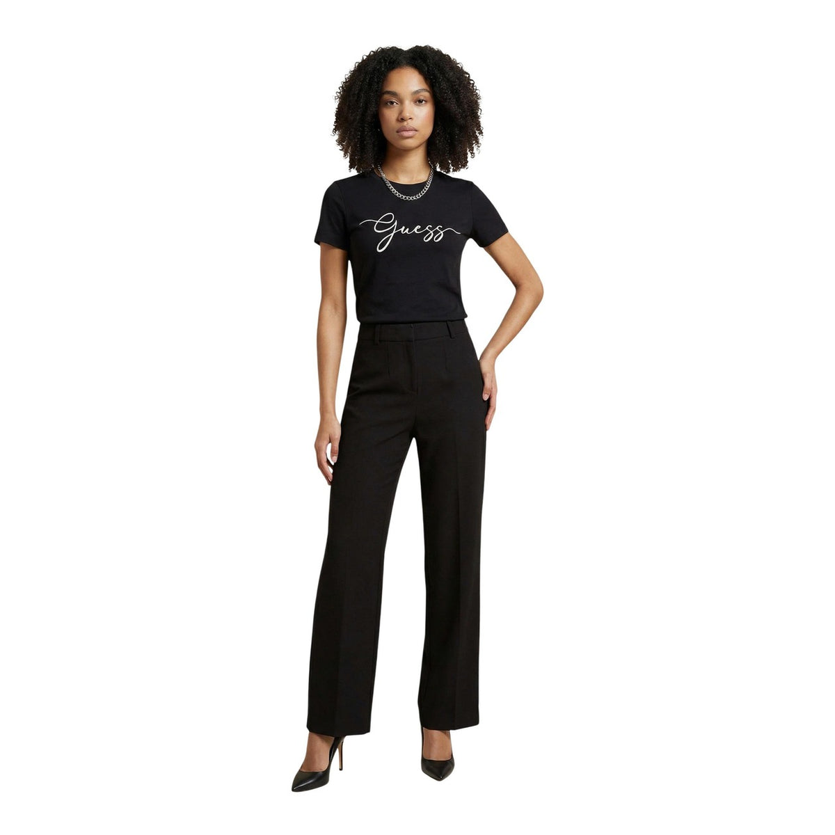T-shirt nera a maniche corte da donna Guess Active CIRCE SS CN T-SHIRT. realizzata in puro cotone. logo Guess stampato con eleganza sul petto, la vestibilità è regolare e il taglio è classico vista frontale Figura intera