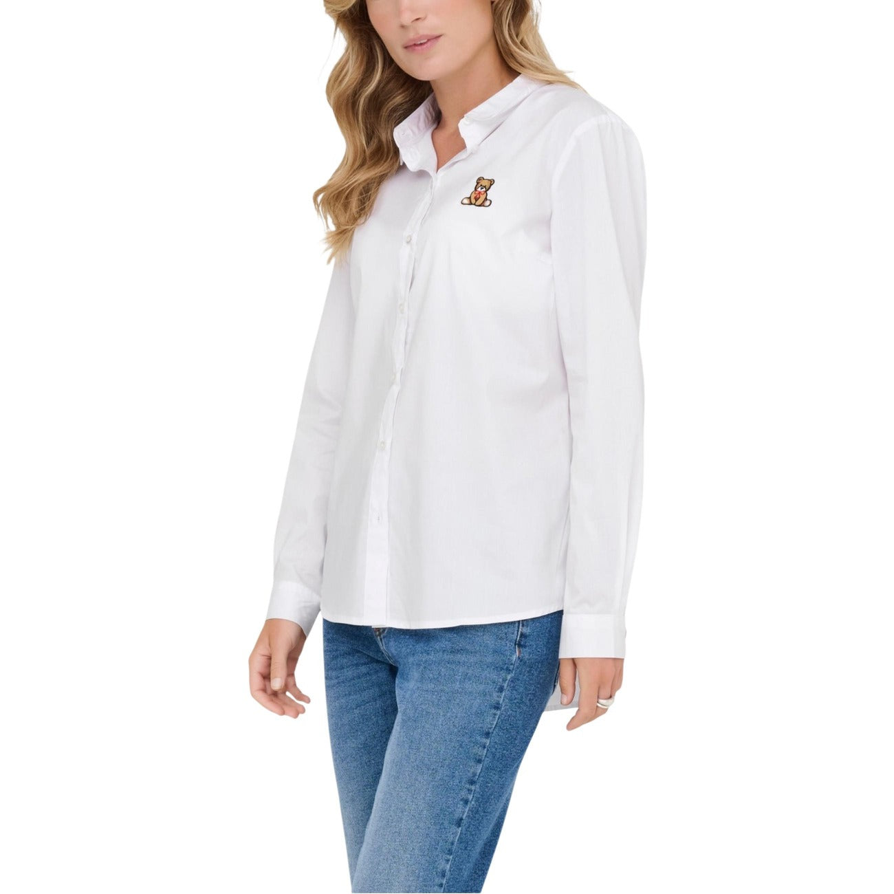 JDY Camicia Jdymio Embroidery; camicia bianca in cotone stretch con mini orsetto ricamato. Stile essenziale e femminile, perfetta per ogni stagione. Vista frontale