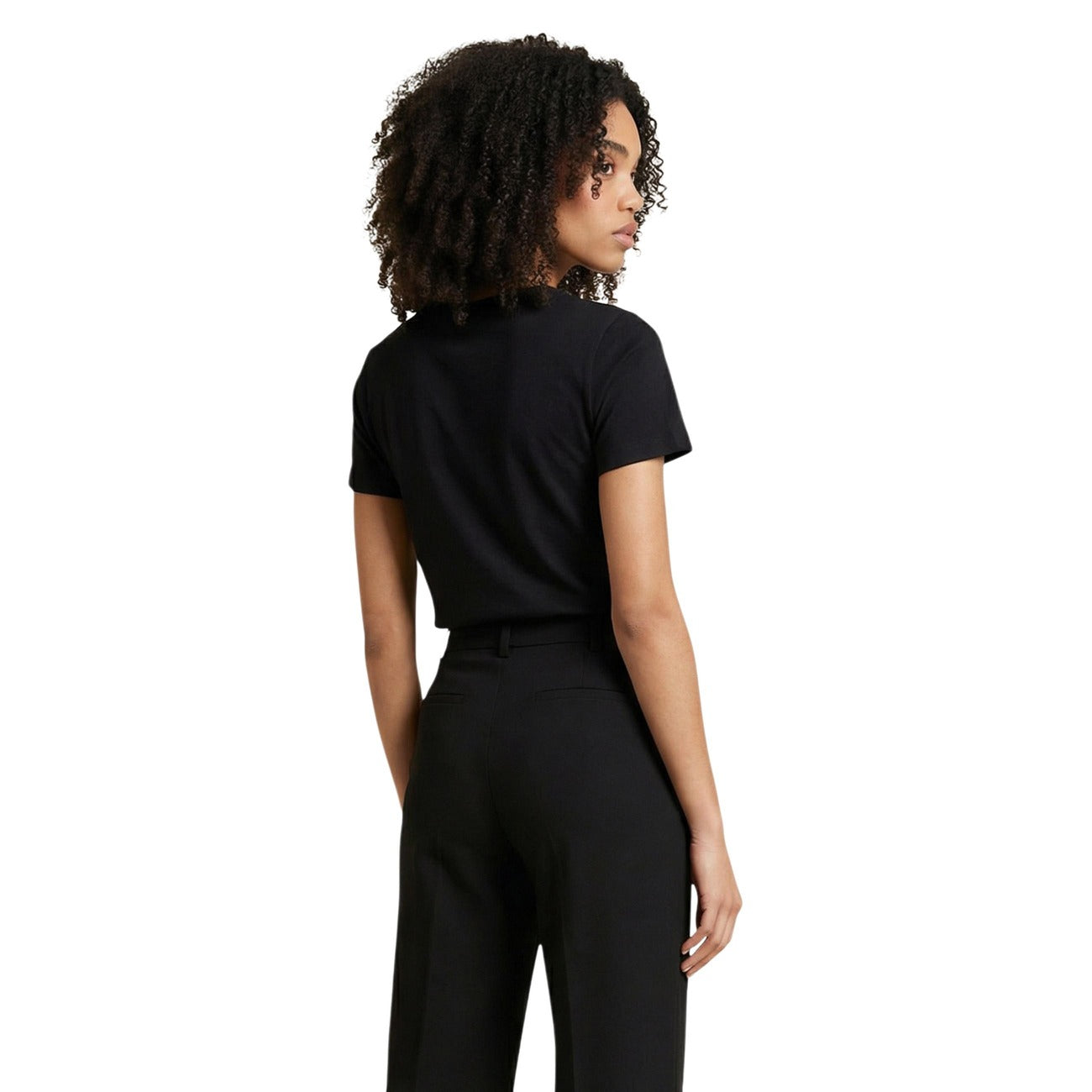 T-shirt nera a maniche corte da donna Guess Active CIRCE SS CN T-SHIRT. realizzata in puro cotone. logo Guess stampato con eleganza sul petto, la vestibilità è regolare e il taglio è classico vista posteriore