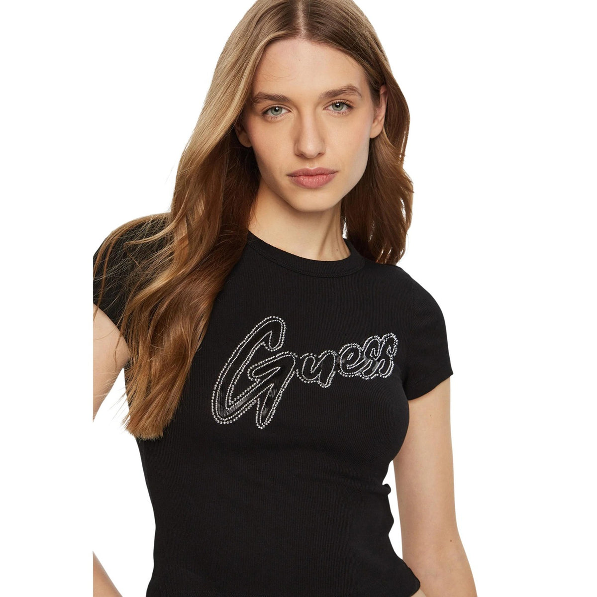 T-shirt Guess donna nera a costine modello W5RI68 KA0H1. Maglietta a maniche corte girocollo nera in cotone stretch con logo Guess frontale decorato da micro borchie lucide, t-shirt casual con dettagli luminosi.