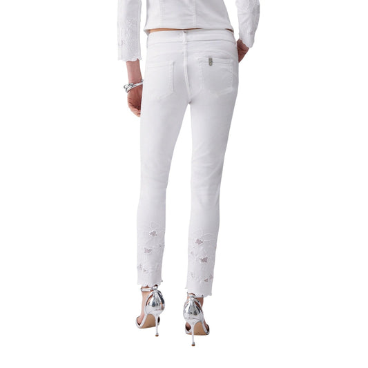 Liu Jo B.UP Ideal WA6260; pantaloni in cotone stretch, taglio regular, fondo gamba con ricamo floreale traforato. L'eleganza Liu Jo per outfit quotidiani con un tocco femminile. Colore bianco vista posteriore