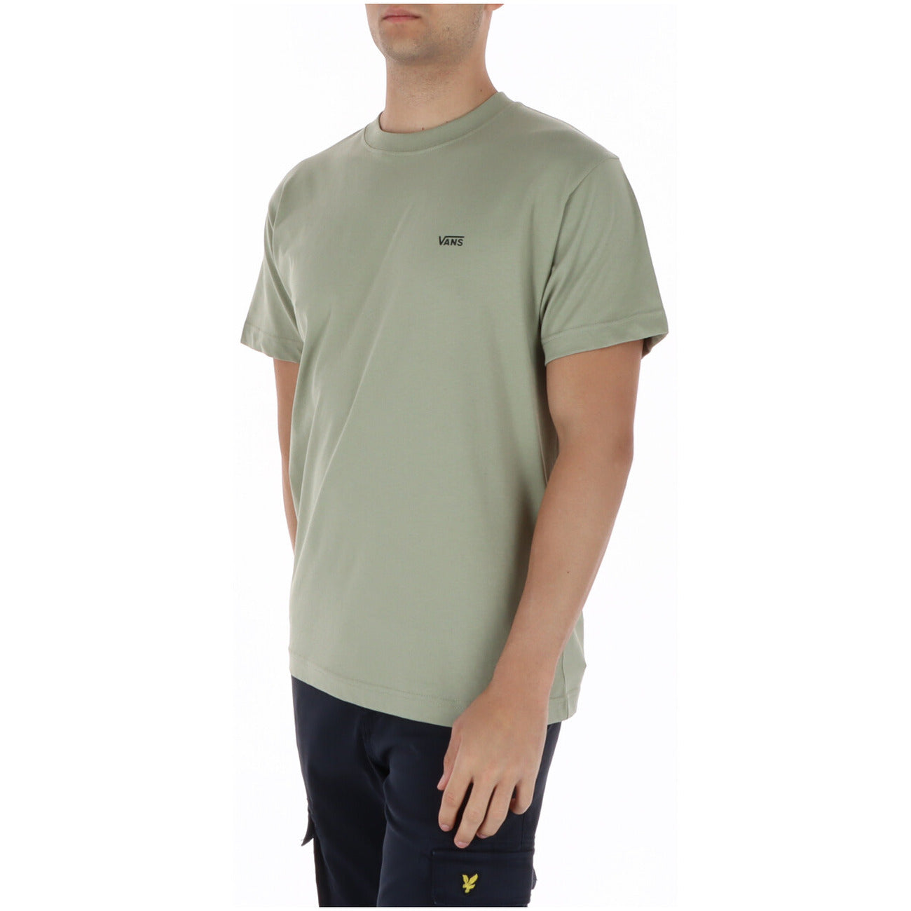 T-shirt Vans Left Chest; 100% Cotone. Logo ricamato sul petto, vestibilità morbida, colore verde. Maglia uomo girocollo resistente e versatile per la PE26.