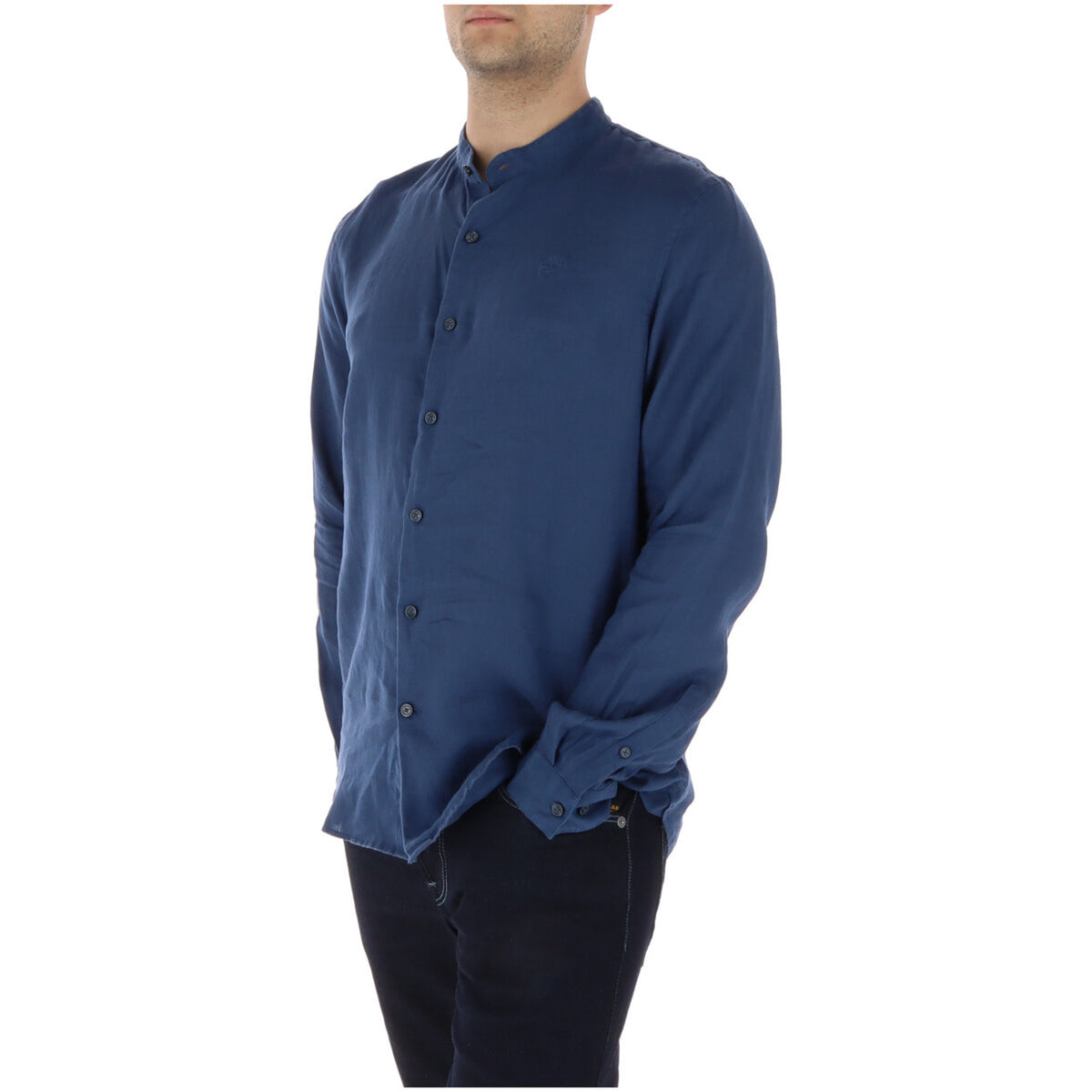 Timberland Mill Brook Linen Shirt; blu scuro, 100% lino (135g), vestibilità slim. La camicia traspirante essenziale per il guardaroba estivo maschile.Vista frontale