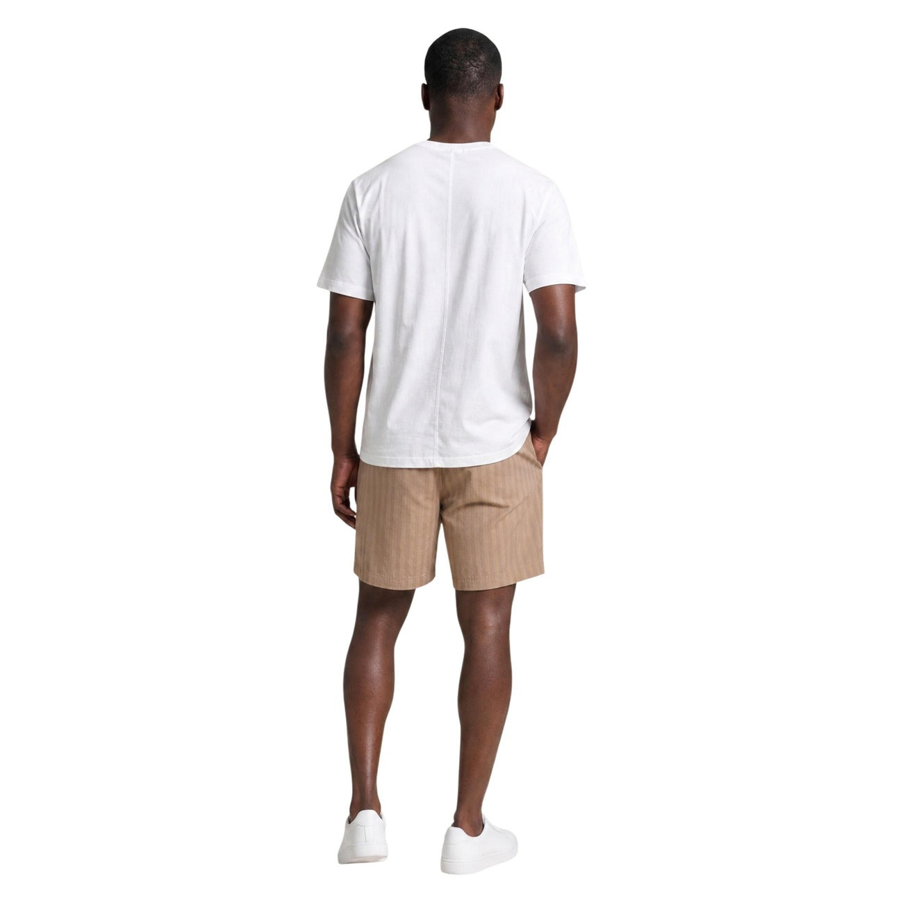 Bermuda Marroni Hydra Clothing; 100% Cotone. Righe sottili, vita elastica con coulisse e passanti. Tasche a filetto, vestibilità regular. Leggeri, resistenti e ideali per il caldo estivo. Posteriore intera