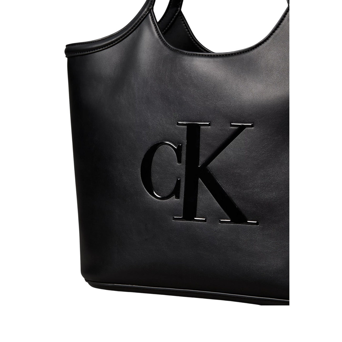 Borsa Tote Grande Calvin Klein Bold; Nero. 100% Poliuretano, doppi manici a spalla, chiusura con zip dorata, logo CK a rilievo. Dimensioni oversize (46x33 cm), stile casual-elegante 4 stagioni. Vista logo