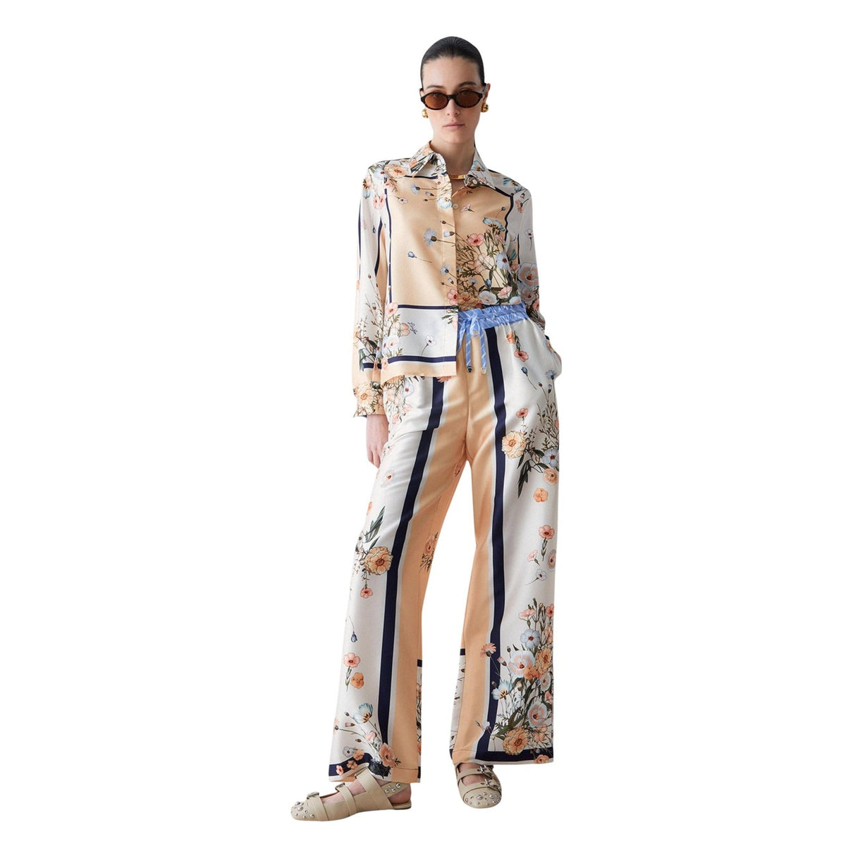 Liu-Jo Pantaloni Palazzo Floreali; tessuto leggero 100% poliestere, stampa righe e fiori, cintura a fiocco. Stile ricercato e comfort superiore. Figura intera