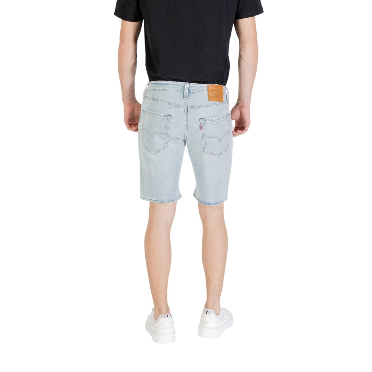 Bermuda Levi's 405 Standard Shorts, colore denim First Name, 99% cotone e 1% elastane; shorts a vita media con vestibilità regular e chiusura a bottone e zip. Vista posteriore