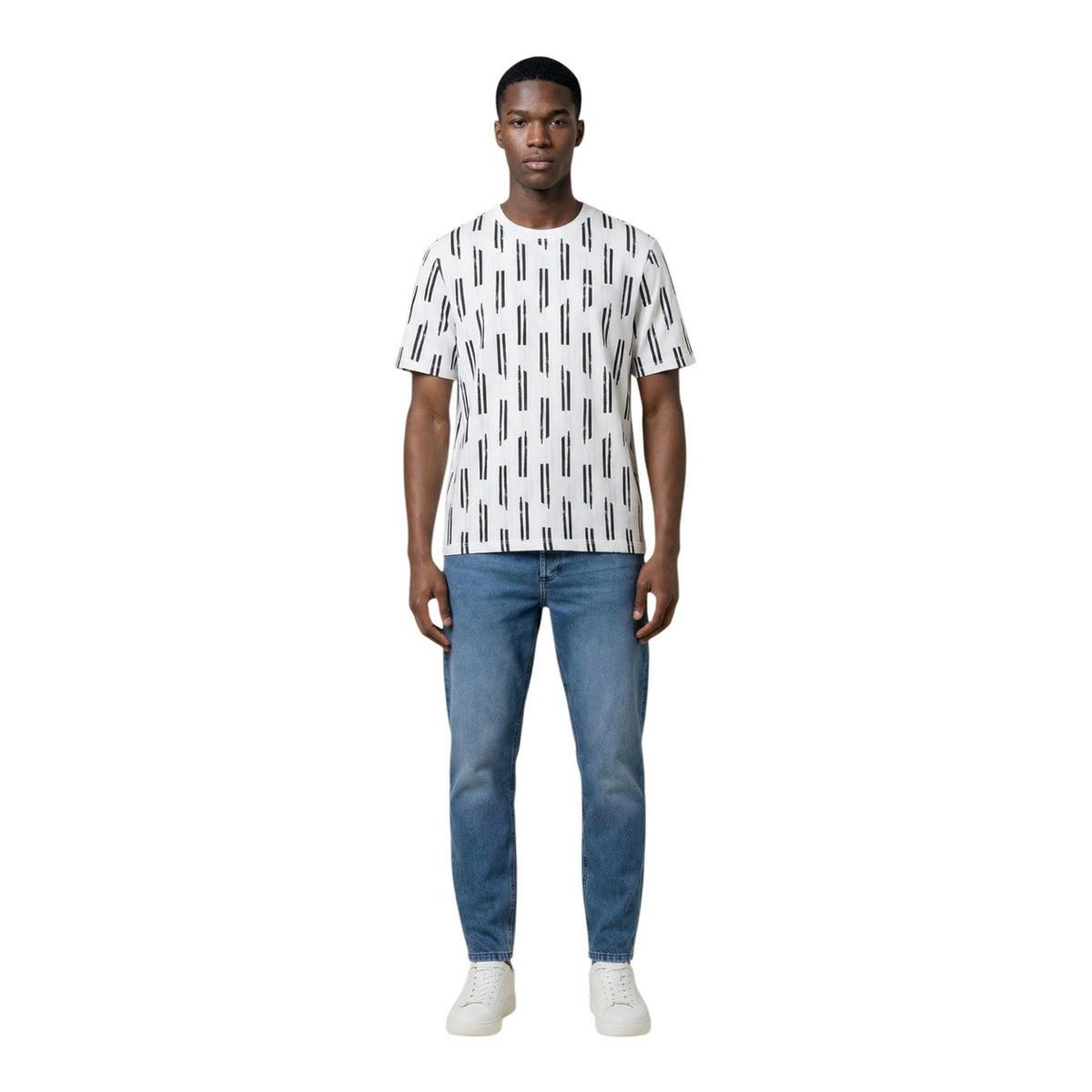 T-shirt Antony Morato uomo bianca con stampa geometrica maniche corte - vista frontale figura intera indossata da modello
