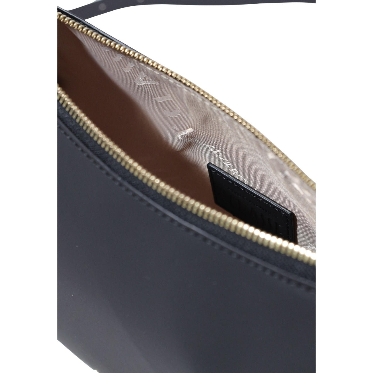 Borsa Media Alviero Martini; Nero/Geo Classic. Chiusura con zip dorata, tracolla regolabile con moschettone, interni organizzati. Dimensioni 19x10x10 cm. Stile casual-raffinato per ogni stagione. Apertura cerniera