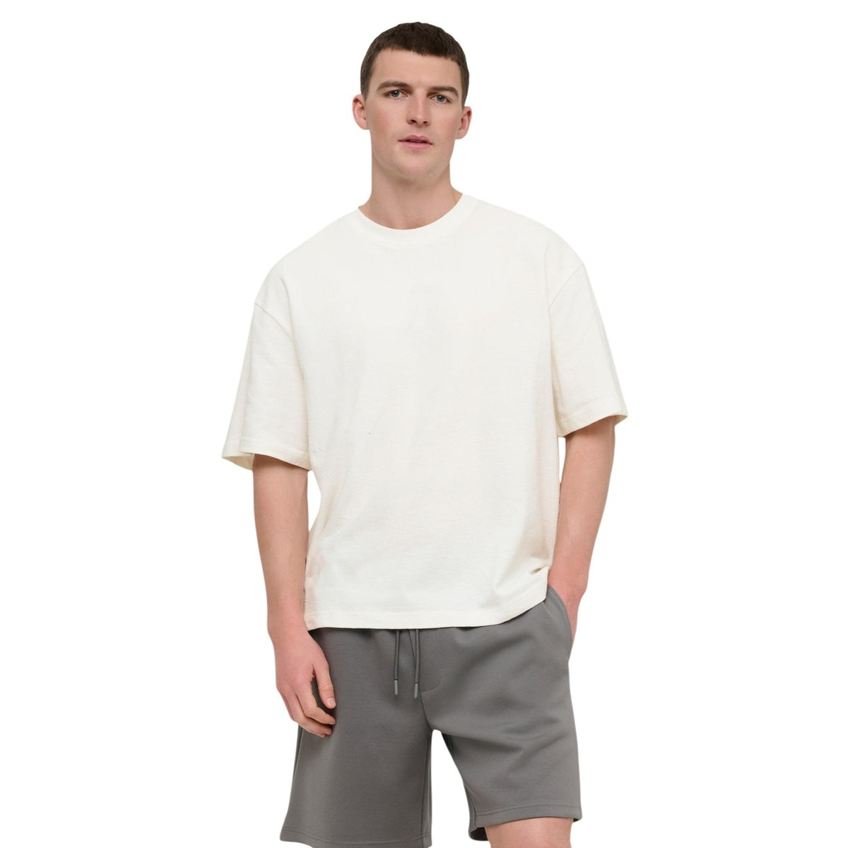 T-shirt bianca Only & Sons Onslenny Ovz, vestibilità oversize in 100% cotone, maniche corte e linea ampia; capo basic essenziale per uno stile maschile moderno. Vista frontale