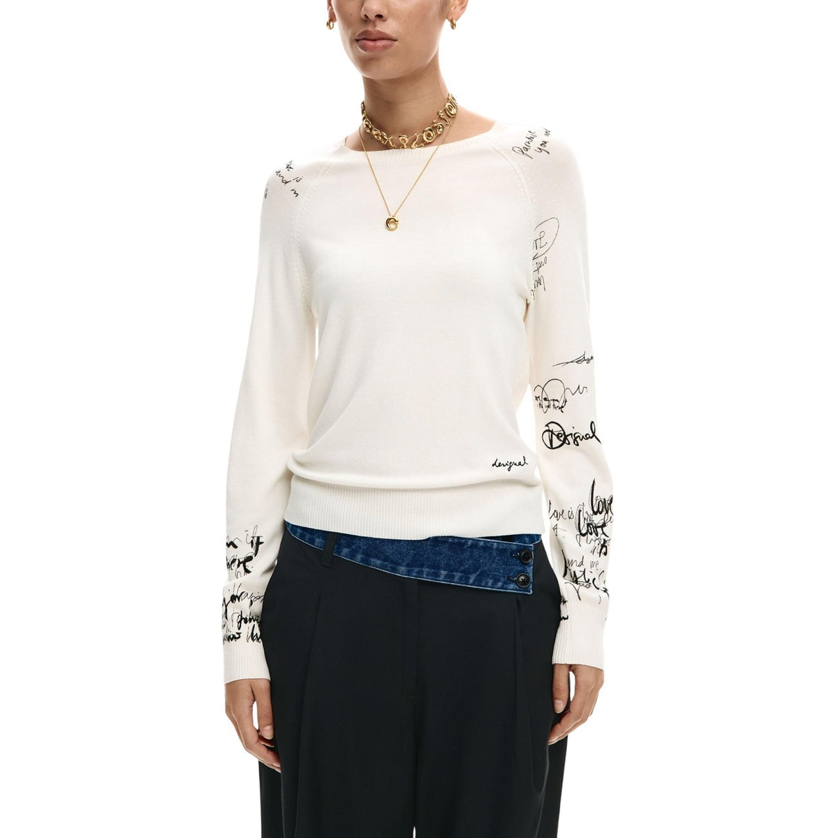 Maglia Desigual donna bianca con maniche lettering manica lunga scollo tondo 83% viscosa 17% poliammide - vista frontale indossata da modello
