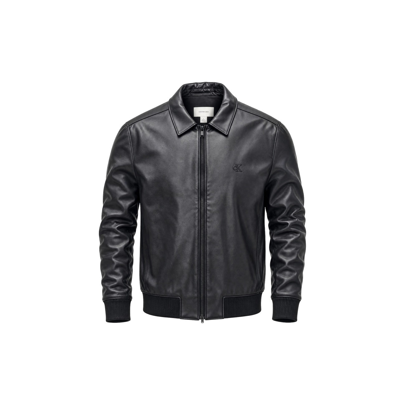 Giacca Leggera Nera Uomo Calvin Klein Jeans; Tessuto 100% poliestere riciclato con colletto classico e chiusura a zip. Polsini e fondo elastici con logo CK tono su tono sul petto, stile casual per mezza stagione. Vista frontale stesa