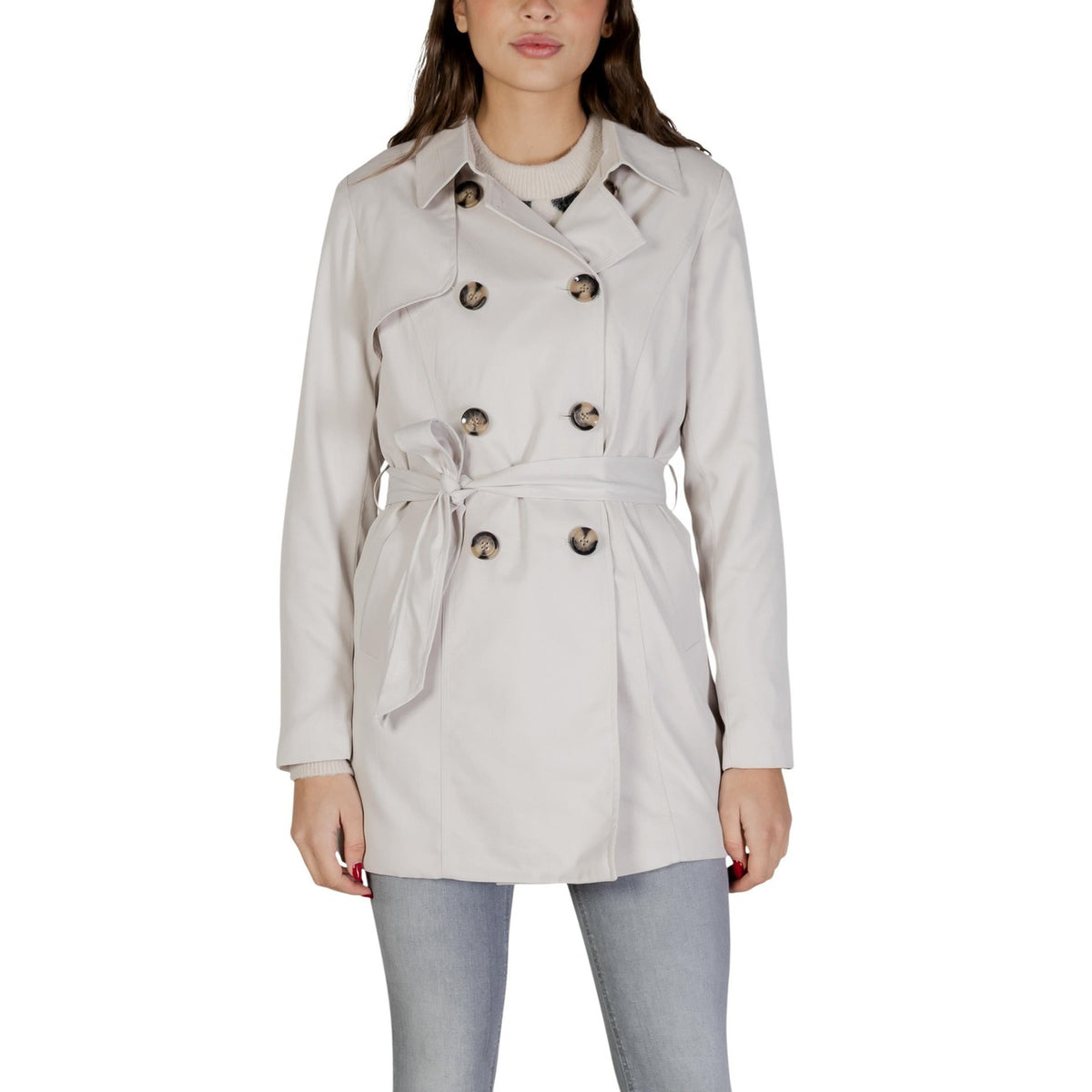 Giacca Only donna bianca trench con bottoni doppiopetto cintura tasche 100% poliestere - vista frontale indossata da modello figura intera