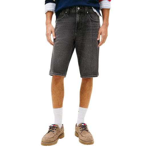 Shorts Tommy Jeans Ronnie Slim; 99% Cotone. Denim leggero 11,8 oz, baffature frontali, fit aderente. Pantaloncini uomo stretch, traspiranti e rifiniti per la PE26. Vista frontale