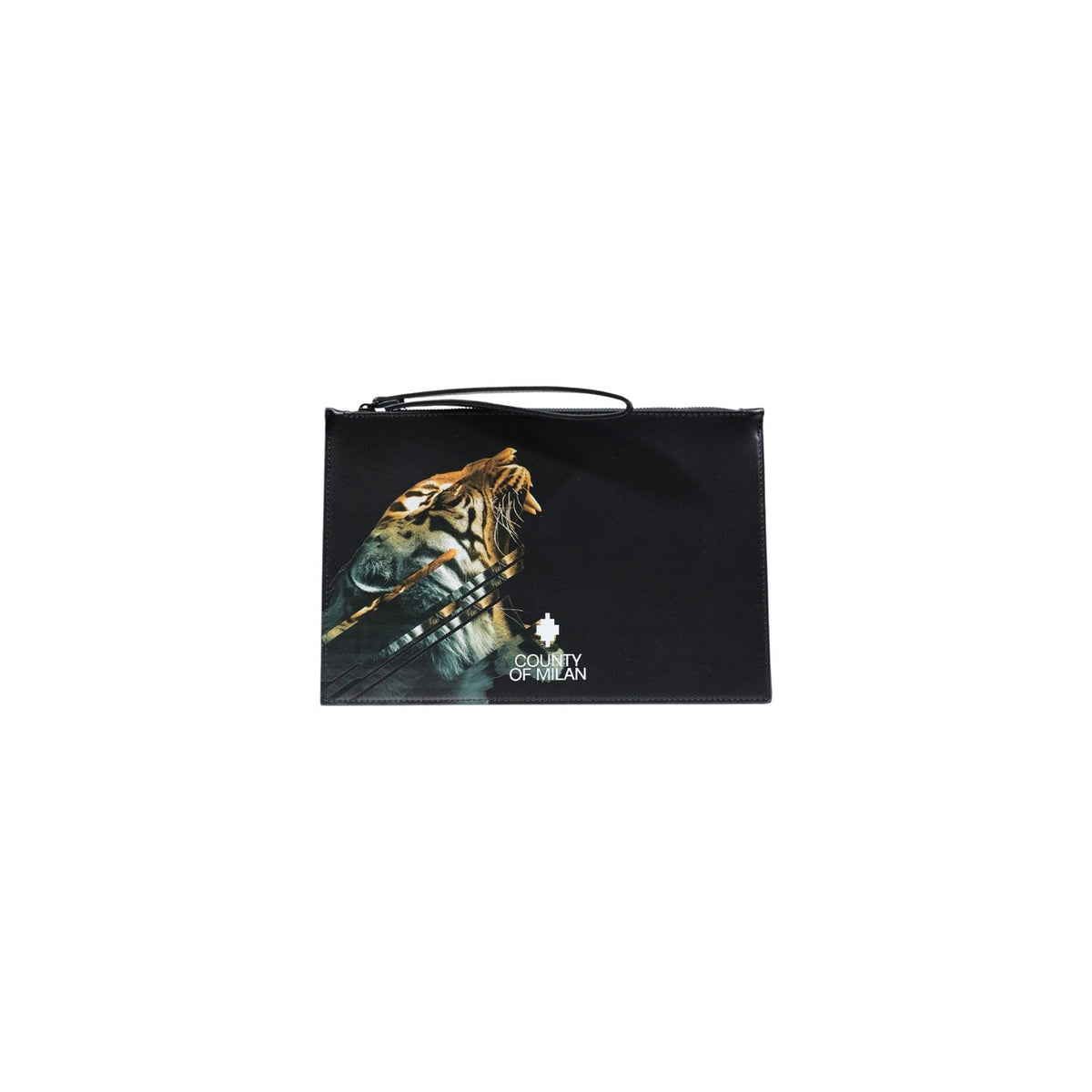 Pochette Marcelo Burlon El Comas; ecopelle nera, stampa tigre, chiusura zip. Polsiera inclusa, logo a contrasto, accessorio uomo luxury street. Vista frontale