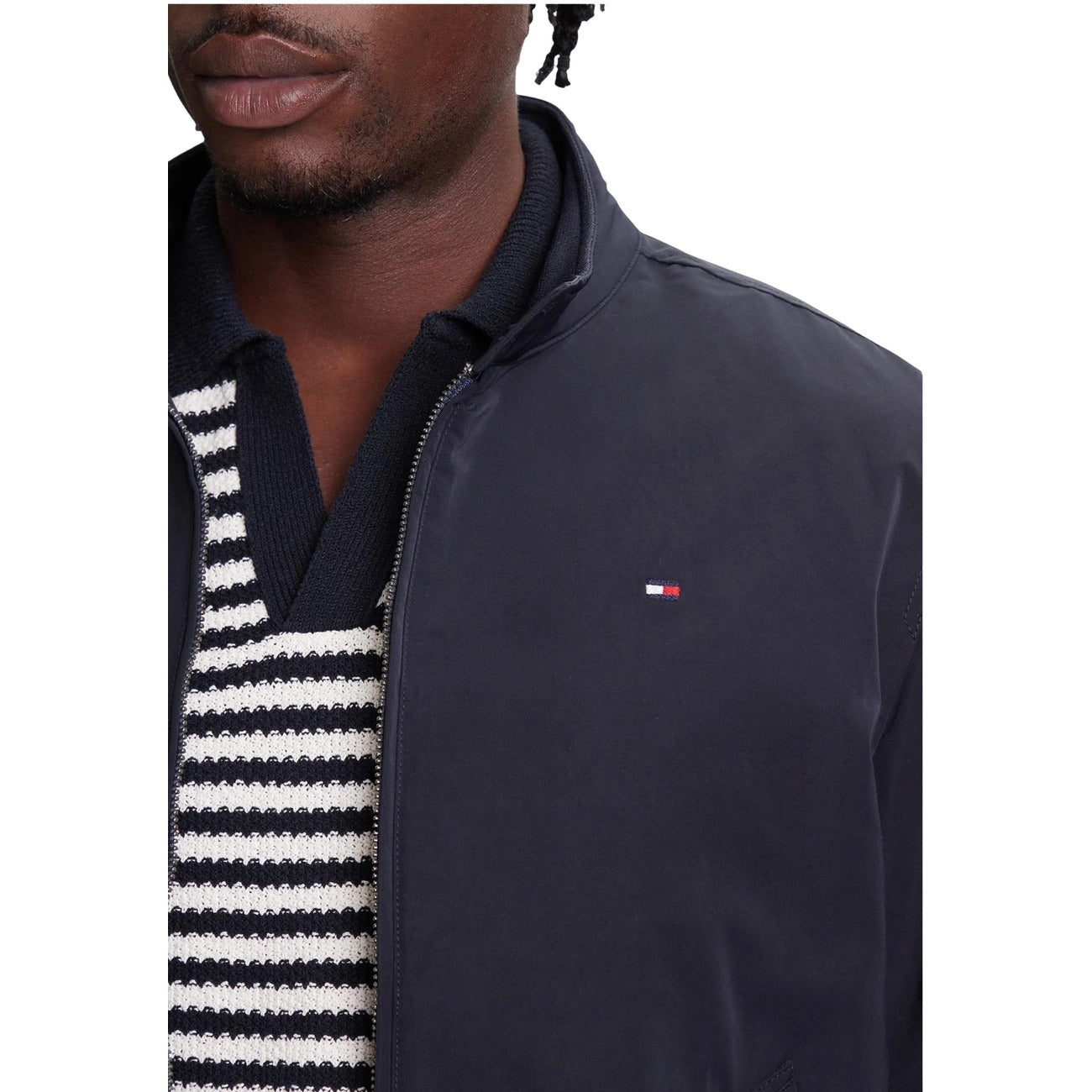 Harrington Jacket Tommy Hilfiger; 50% Poliestere Riciclato. Colletto alto, zip a doppio cursore, polsini elastici. Leggero, antivento e iconico. Fit regular, stile intramontabile.