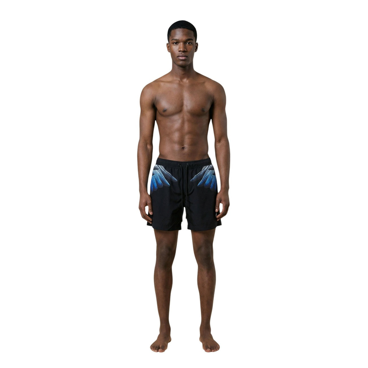 Costume Boxer Mare County of Milan Wings; 100% poliestere, stampa ali iconica, coulisse, tasche laterali. L'essenziale streetwear per la tua estate.