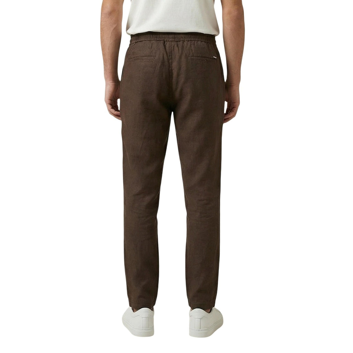 Gianni Lupo Pantaloni marroni Regular Comfort; 100% Lyocell leggero, vita con elastico e cordoncino, stile urban versatile perfetto per il tempo libero e le giornate calde. Vista posteriore