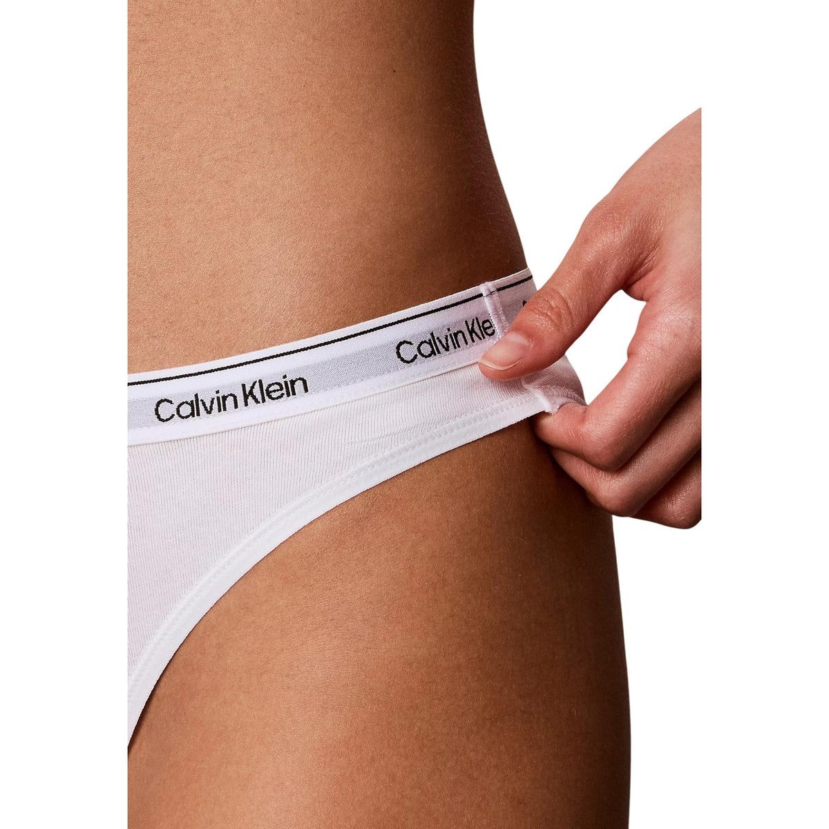 Multipack 3 Slip Bikini Donna Calvin Klein; Tessuto elasticizzato in cotone e lycra nei colori nero, bianco e stampa animalier. Modello a vita regolare con cuciture piatte invisibili e fascia elastica logata, stile casual essentials 4 stagioni. Dettaglio