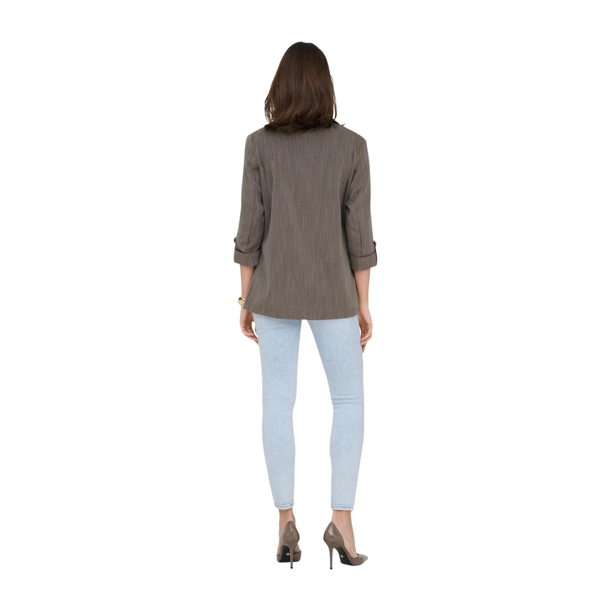 Blazer Only Onlmarsa; 53% Viscosa. Maniche 3/4 con risvolto, tasche laterali, senza chiusura. Giacca donna leggera, traspirante e antipiega per la PE26. Colore marrone vista posteriore