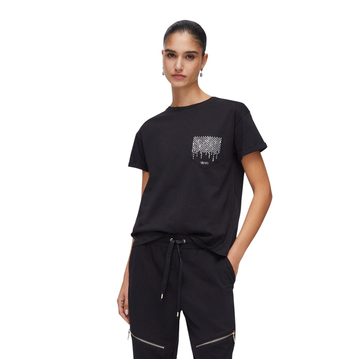 Liu Jo T-shirt ECS Moda; maglietta nera in cotone con tasca logata e logo in rilievo. Vestibilità comoda, traspirante e di tendenza. Vista frontale