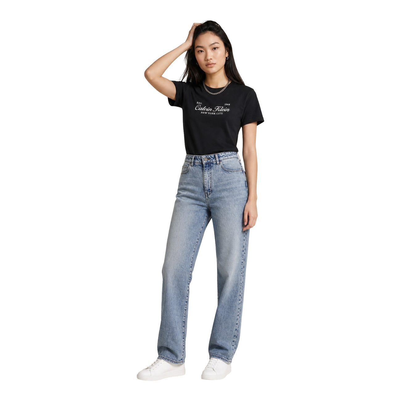 T-shirt Donna Nera Calvin Klein Jeans; 100% Cotone. Taglio regular fit, maniche corte e scollo tondo. Stampa frontale a contrasto logo 'Est. 1968 New York City', tessuto leggero stile casual-urban. Vista frontale figura intera