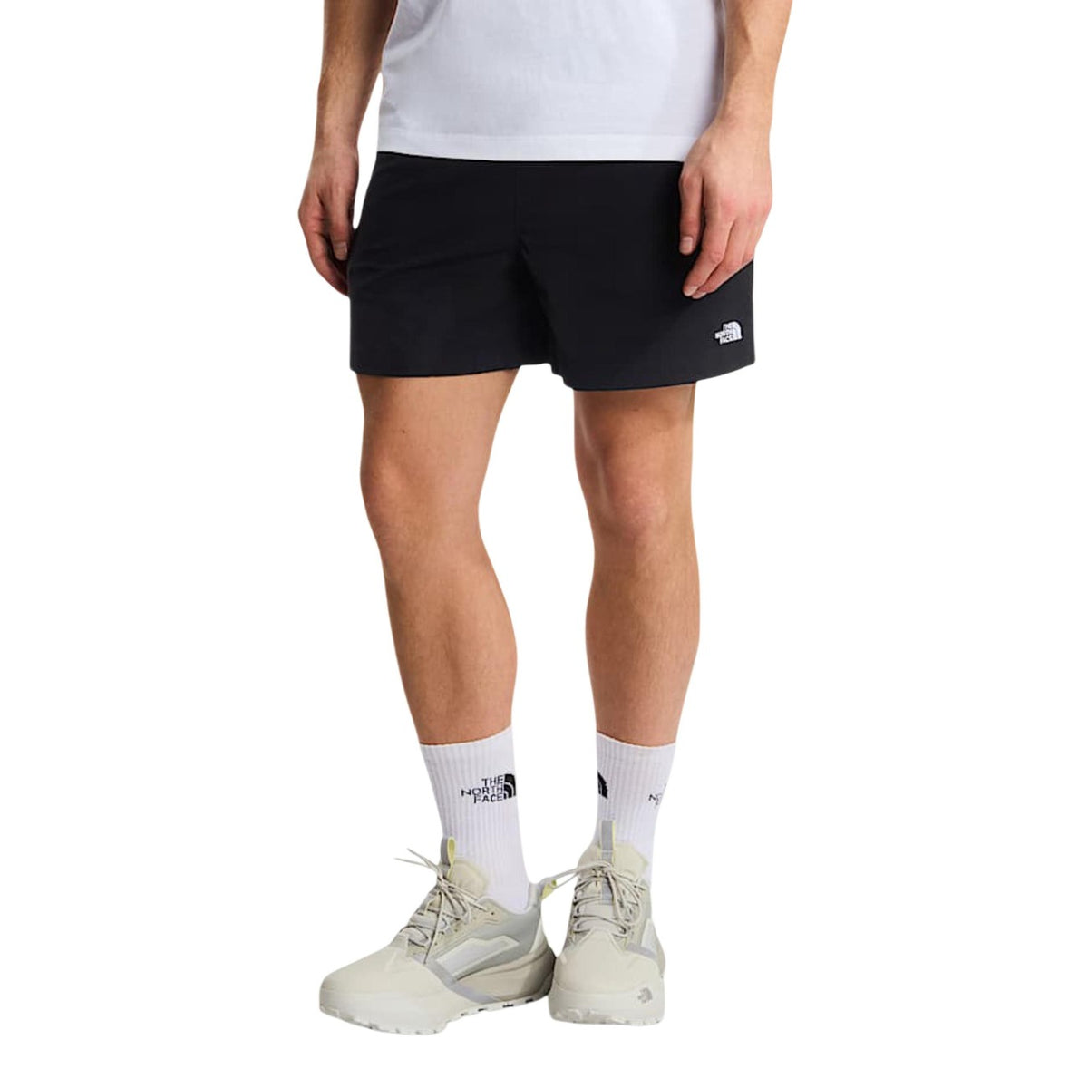 Shorts TNF Class V Pathfinder; 94% nylon riciclato, 6% elastan. Idrorepellenti, elasticizzati, con fodera interna rimovibile. Vestibilità ampia, vita con coulisse, logo ricamato. Pantaloncini tecnici leggeri e resistenti (130 G/M²). Vista frontale