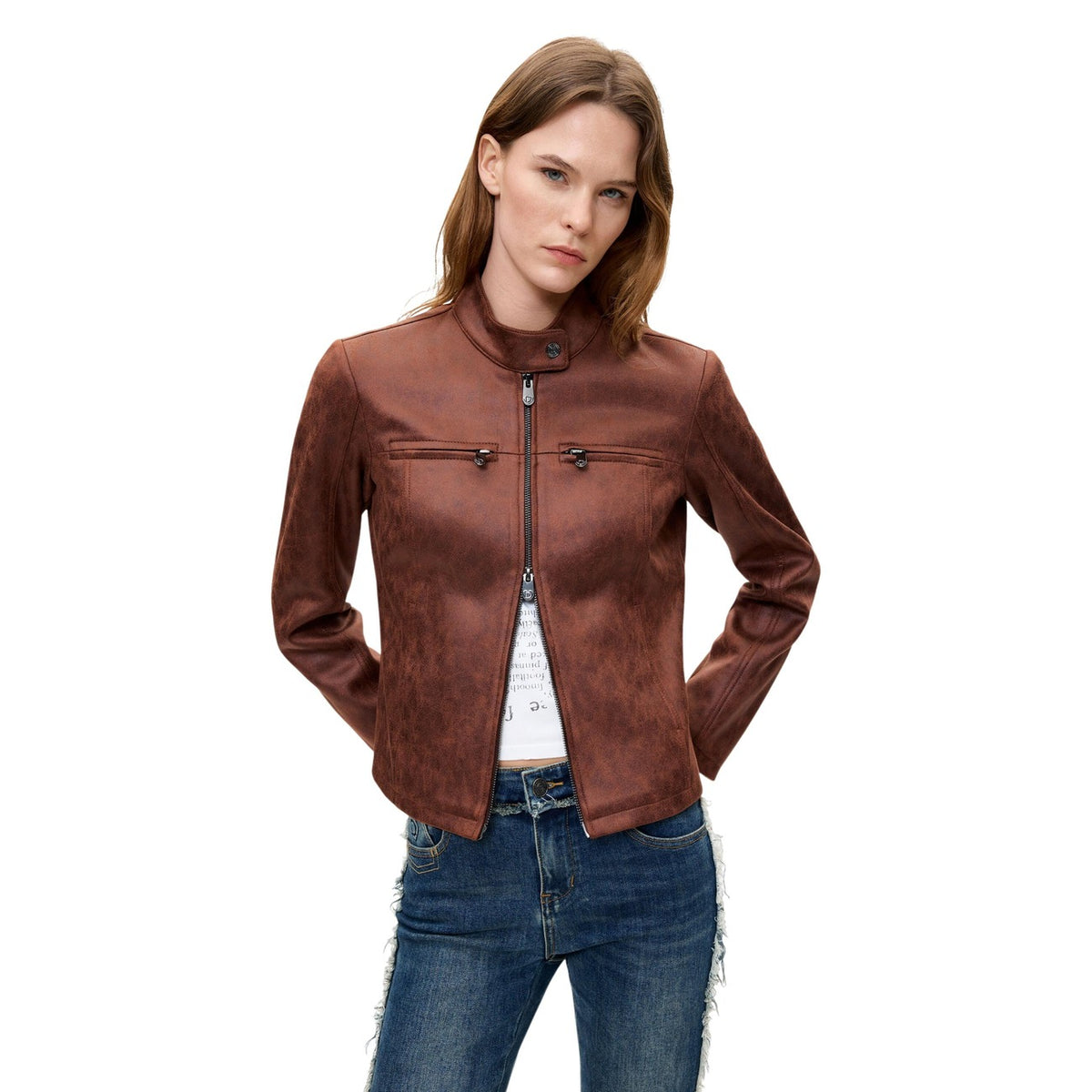 Giacca biker Desigual donna marrone modello CHAQ_BIKERCY. Giubbotto effetto pelle da donna con collo alla coreana, zip e tasche anteriori stile urban rock contemporaneo.