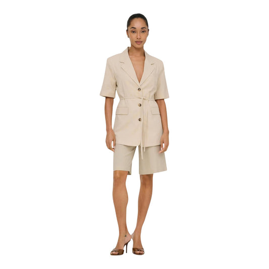Blazer manica corta JDY; Beige. 75% Viscosa, 20% Lino. Cintura coordinata, tasche con patta, chiusura a bottoni. Stile elegante e leggero per la Primavera/Estate 2026. Figura intera
