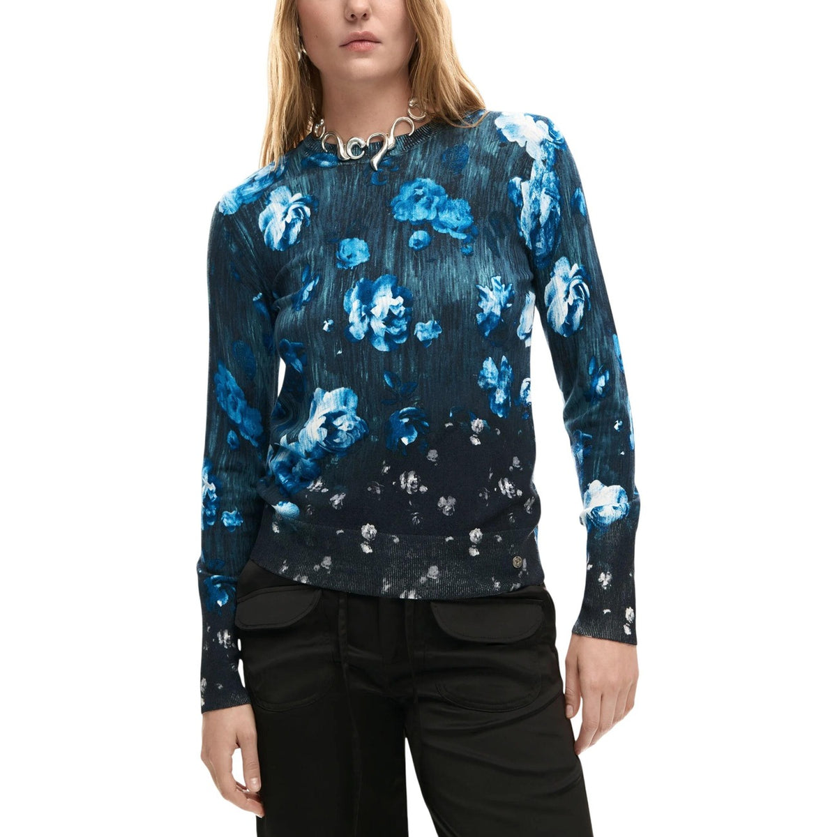 Maglia Desigual donna nera con stampa floreale blu maniche lunghe - vista frontale indossata da modella mezzo busto