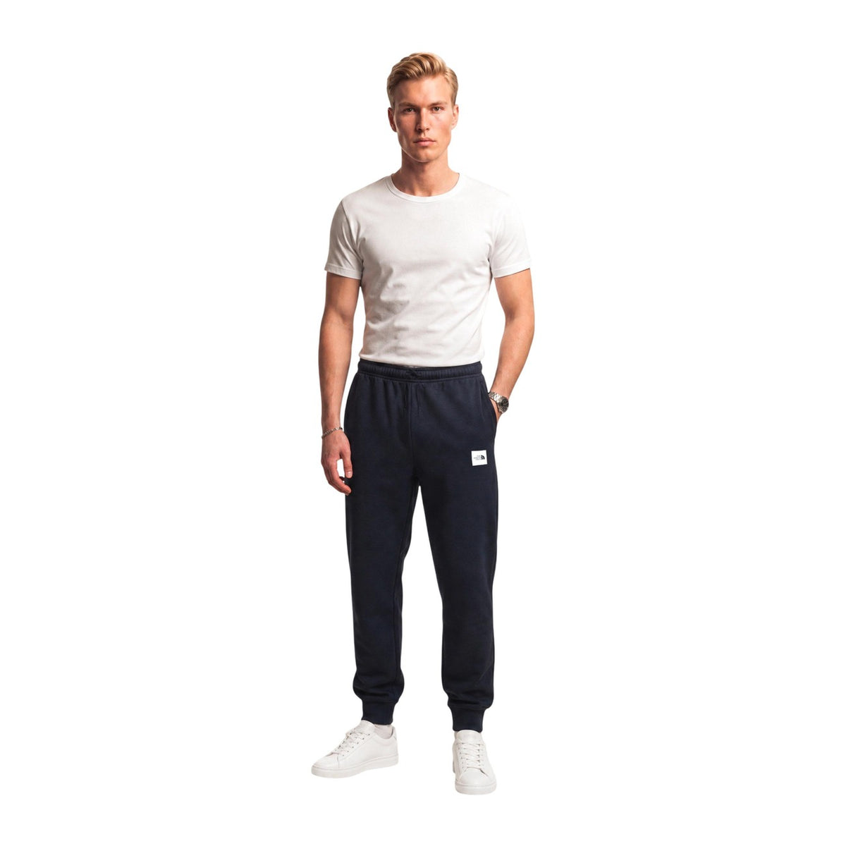 Pantaloni tuta The North Face uomo neri modello M EVO BOX HD REG PNT T. Pantalone jogger felpato nero con coulisse in vita, polsini alla caviglia e doppio logo applicato davanti e dietro, stile casual, sportivo e streetwear.