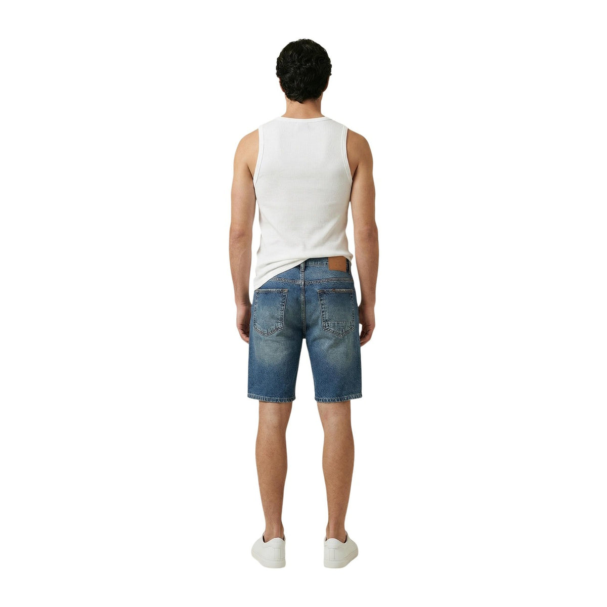 Top Slim Elasticizzato; 46% cotone, 46% viscosa, 8% elastan. Scollo tondo, senza maniche, linea diritta. Il basic fondamentale per comfort e versatilità. Colore bianco.