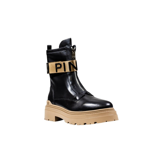 Anfibi Pinko donna neri con cerniera davanti SD0219P061. Stivaletti stivaletto in pelle con zeppa plateau carrarmato 5.5 cm, punta tonda e cinturino con logo lettering Pinko, collezione autunno inverno.