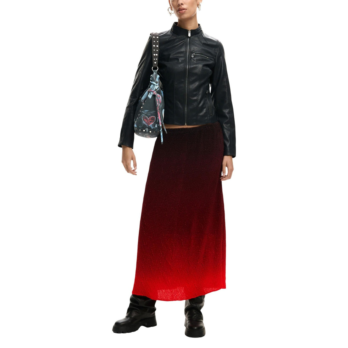 Giacca Desigual donna nera con cerniera maniche lunghe scollo alto - vista frontale indossata da modello figura intera