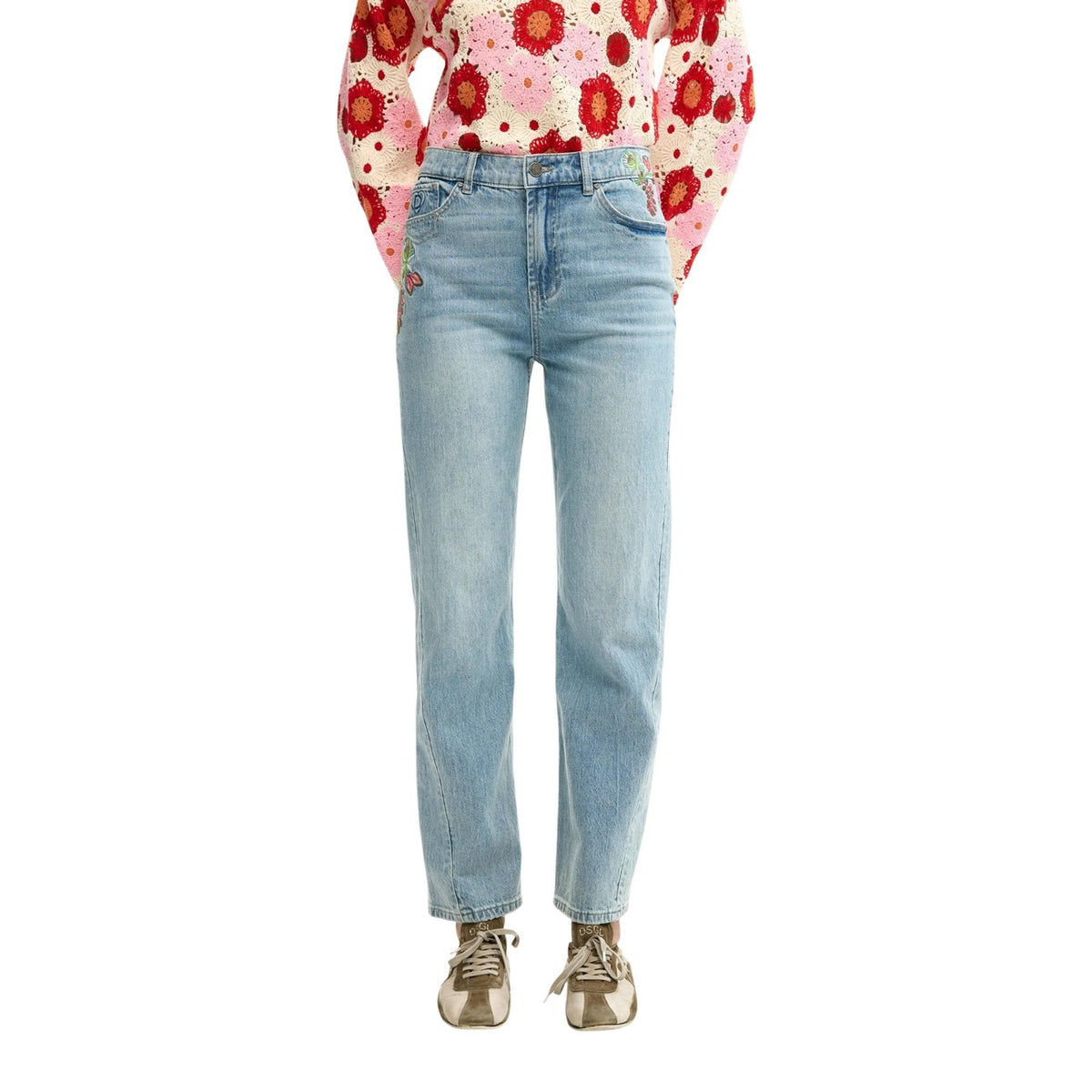Jeans Straight Leg Ricamati PE26; taglio dritto, fiori decorativi, etichetta logo, materiali sostenibili. Il denim iconico con un tocco di eleganza floreale. Vista frontale