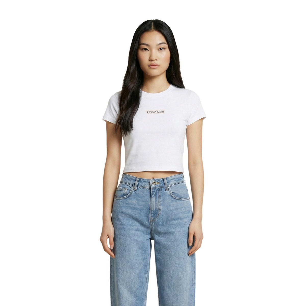 t-shirt bianca maniche corte da donna Calvin Klein Jeans. Realizzata con il 95% di cotone e il 5% di elastam/lycra, offre una vestibilità aderente ma flessibile. Vista frontale